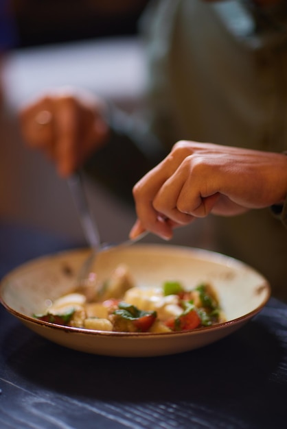 Kucharz przygotowujący potrawę